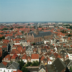 849953 Overzicht van het oostelijke gedeelte van de binnenstad van Amersfoort vanaf de Onze Lieve Vrouwetoren; met in ...